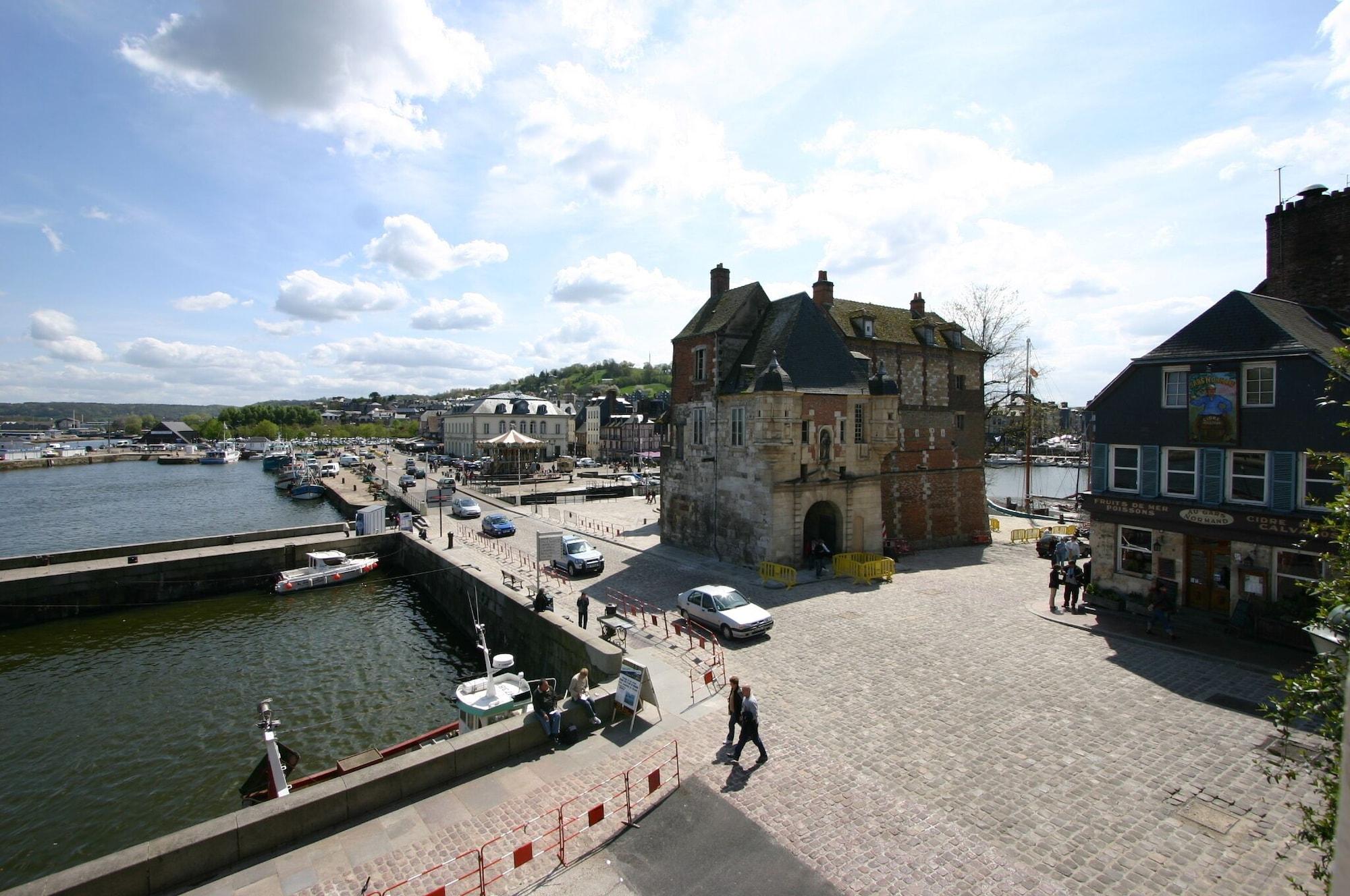 Western Le Cheval Blanc -vue Sur Le Port-plein Centre