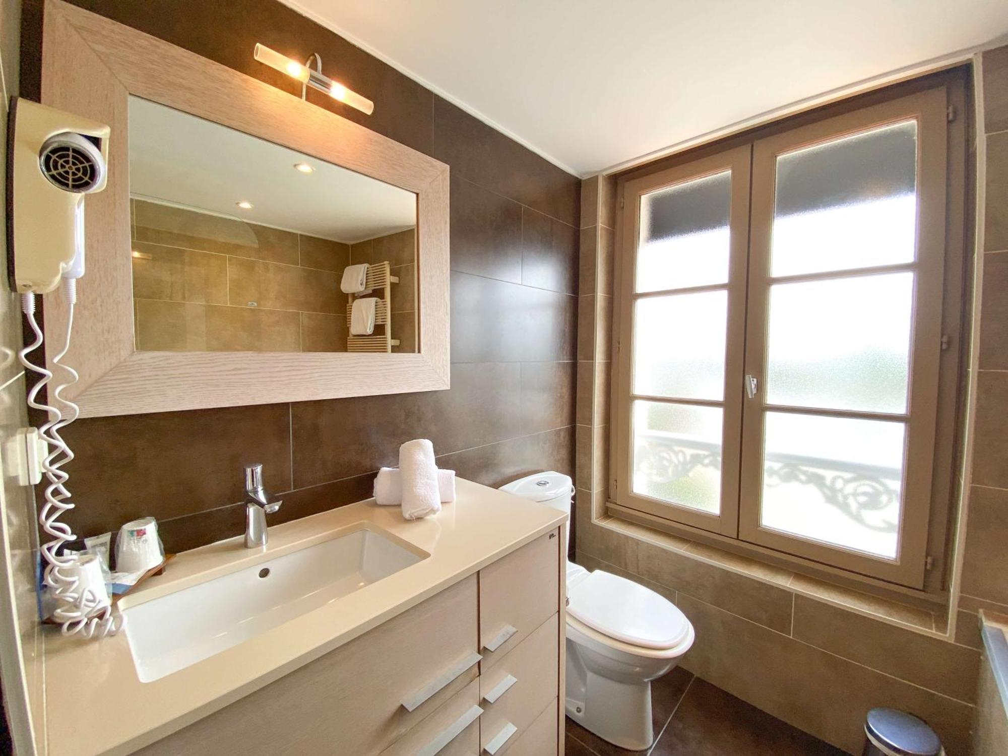 Western Le Cheval Blanc -vue Sur Le Port-plein Centre Hotel 3*